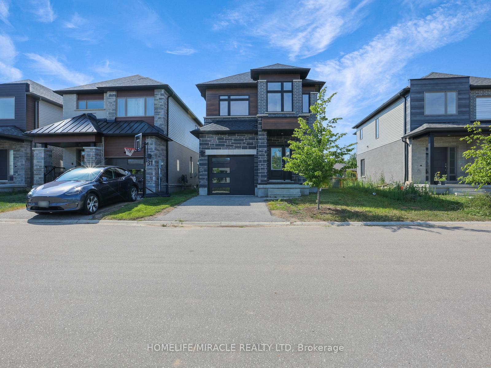 Photo 3 of 29 Ferris Circle, Guelph, Clairfields/Hanlon Business Park — HOMEH