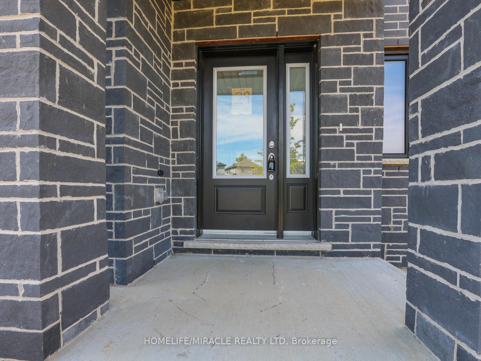 Photo 6 of 29 Ferris Circle, Guelph, Clairfields/Hanlon Business Park — HOMEH