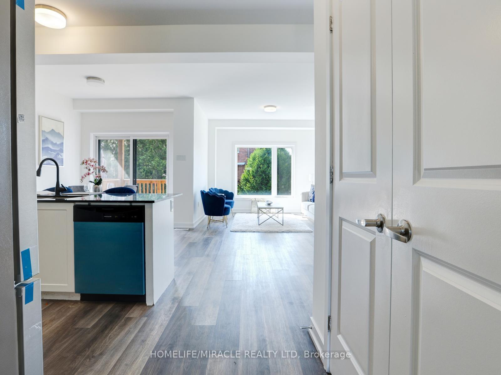 Photo 11 of 29 Ferris Circle, Guelph, Clairfields/Hanlon Business Park — HOMEH