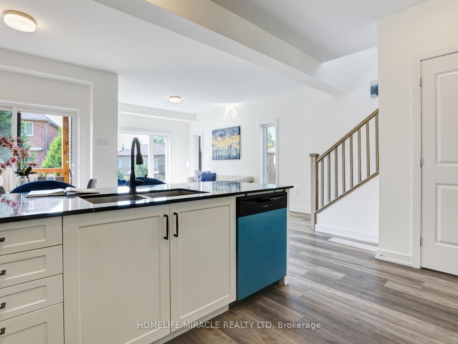 Photo 21 of 29 Ferris Circle, Guelph, Clairfields/Hanlon Business Park — HOMEH
