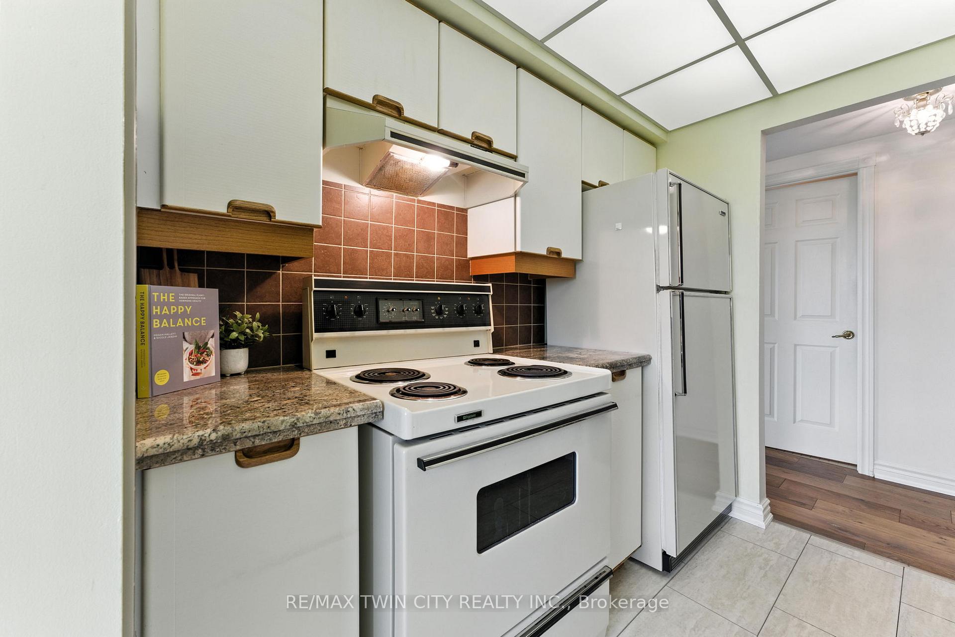 Photo 6 of Unit 1104, 237 King Street W, Cambridge — HOMEH