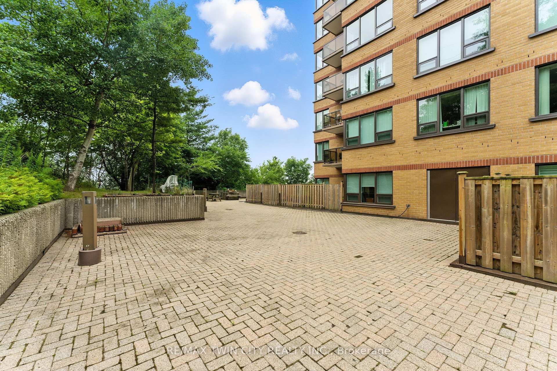 Photo 39 of Unit 1104, 237 King Street W, Cambridge — HOMEH