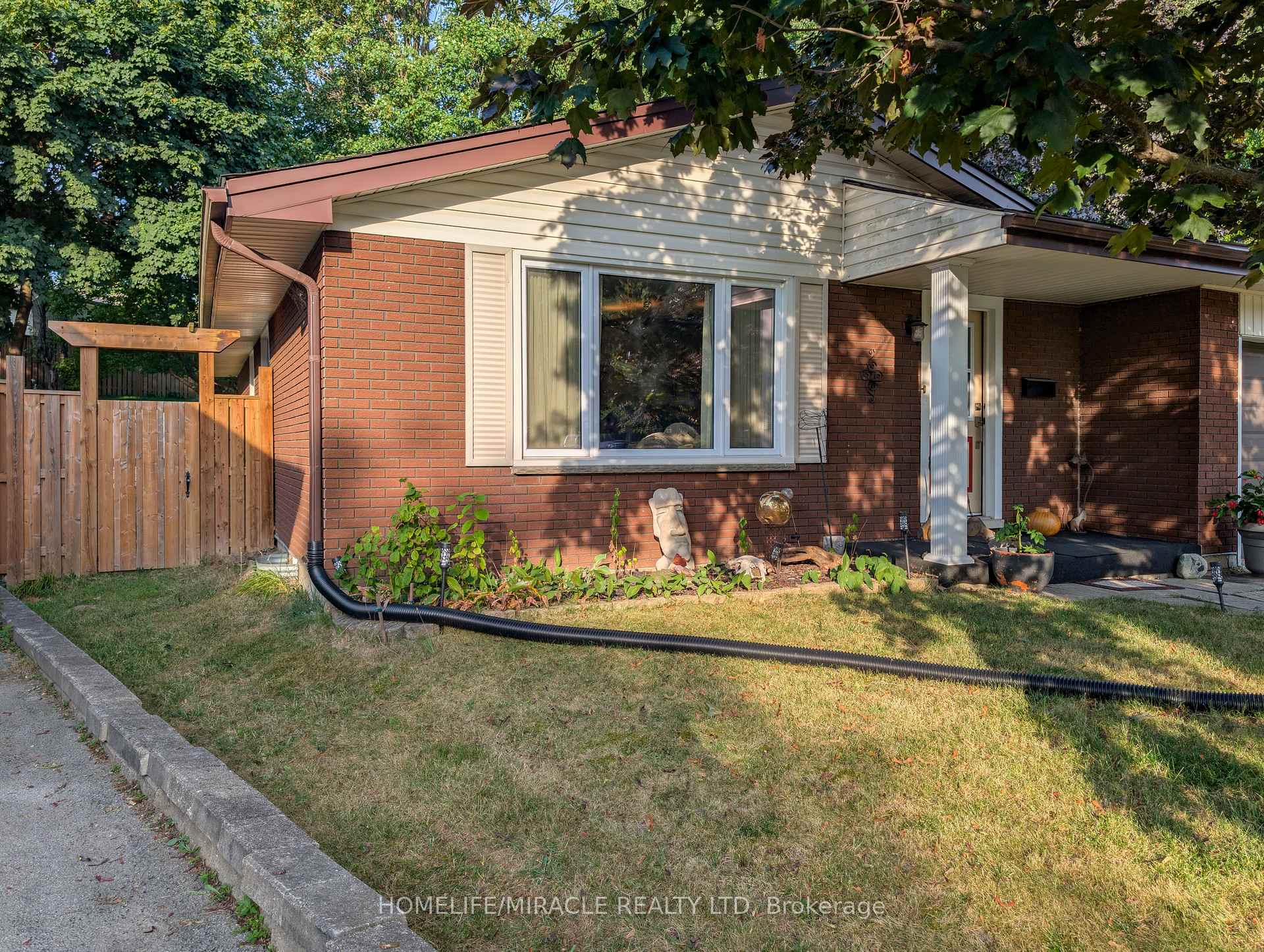Photo 2 of 36 Arrowhead Place, Kitchener — HOMEH