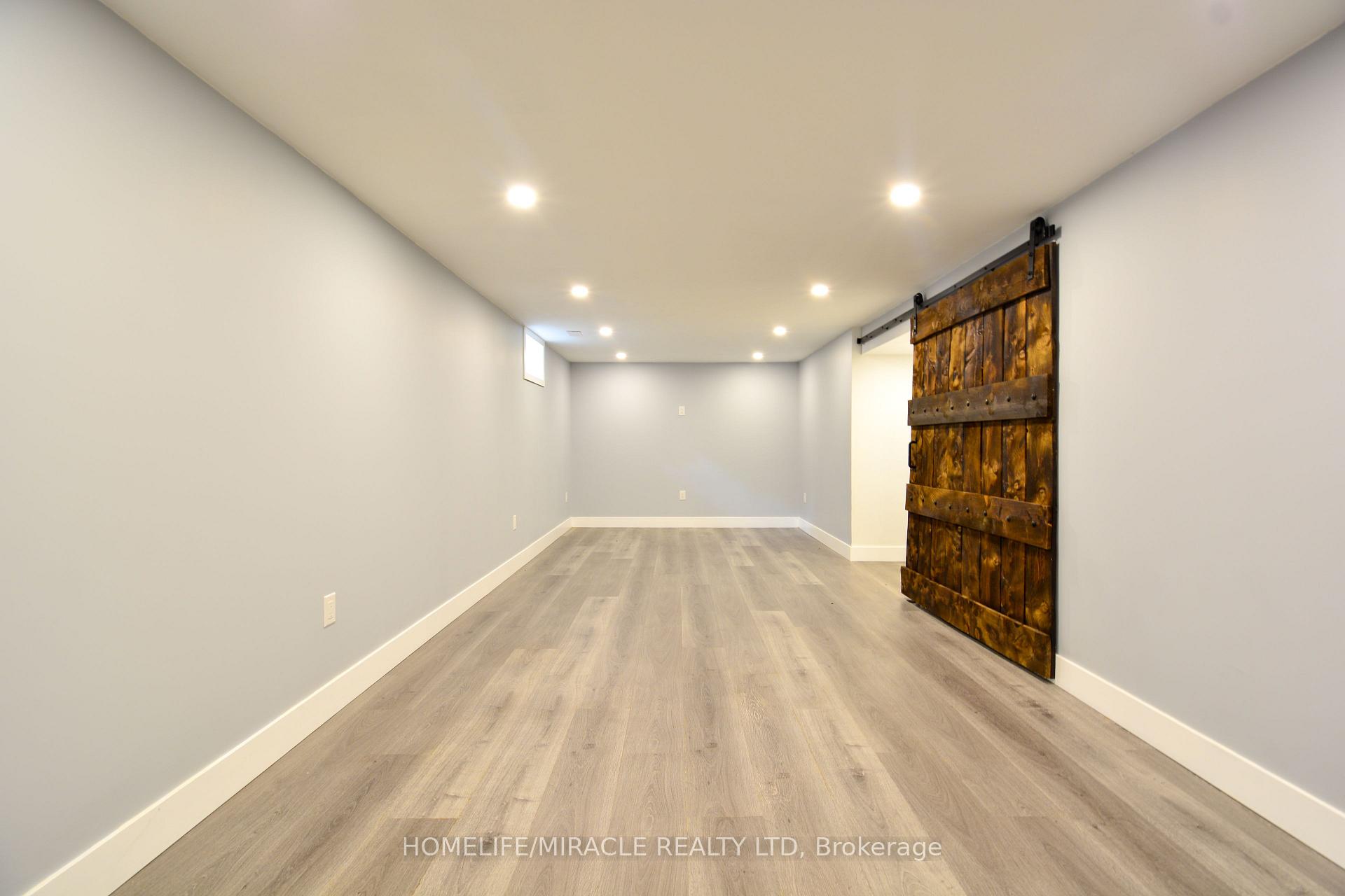 Photo 3 of 36 Arrowhead Place, Kitchener — HOMEH