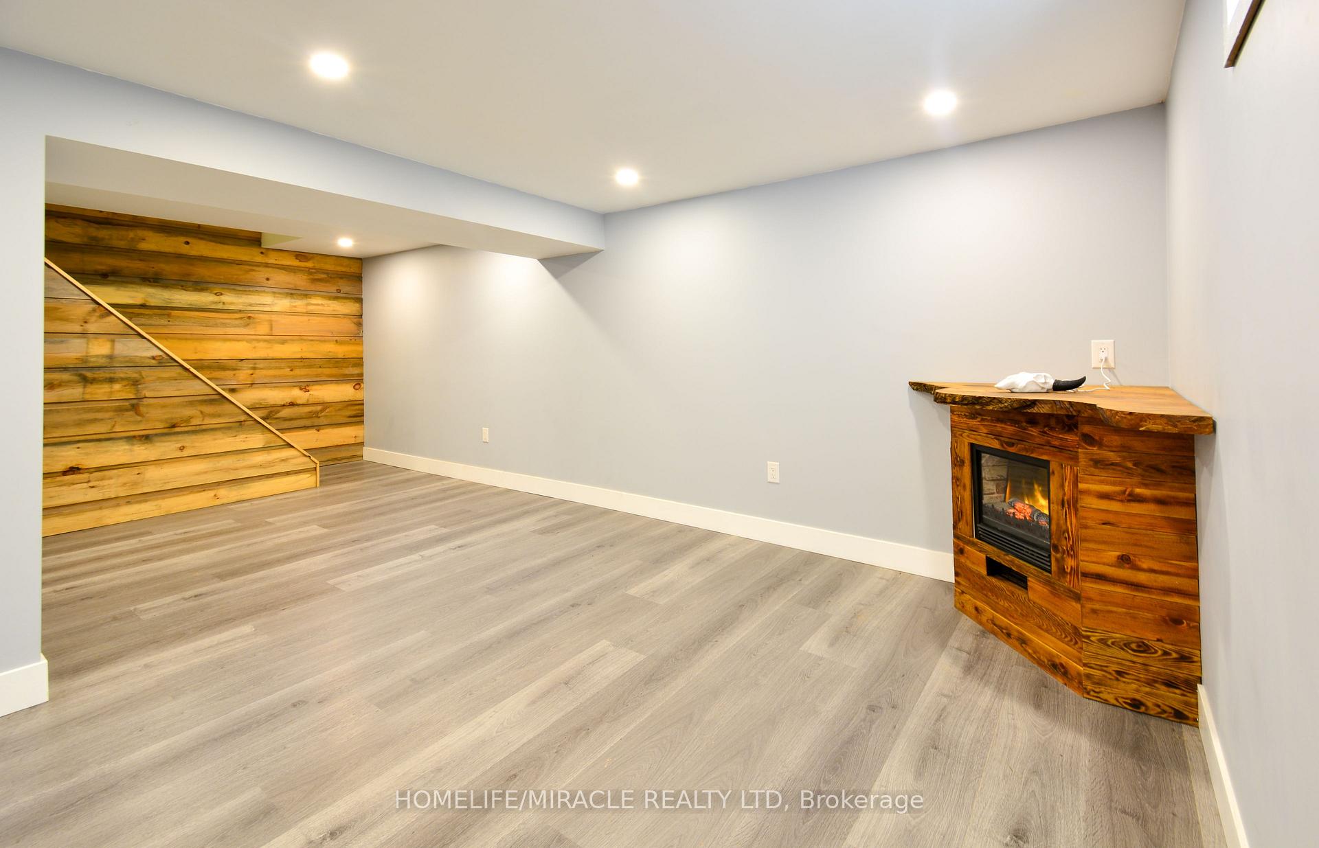 Photo 5 of 36 Arrowhead Place, Kitchener — HOMEH