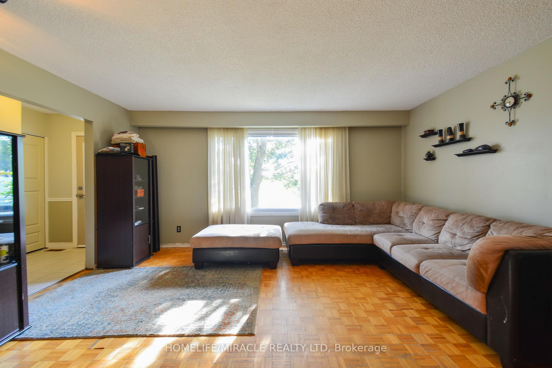 Photo 10 of 36 Arrowhead Place, Kitchener — HOMEH