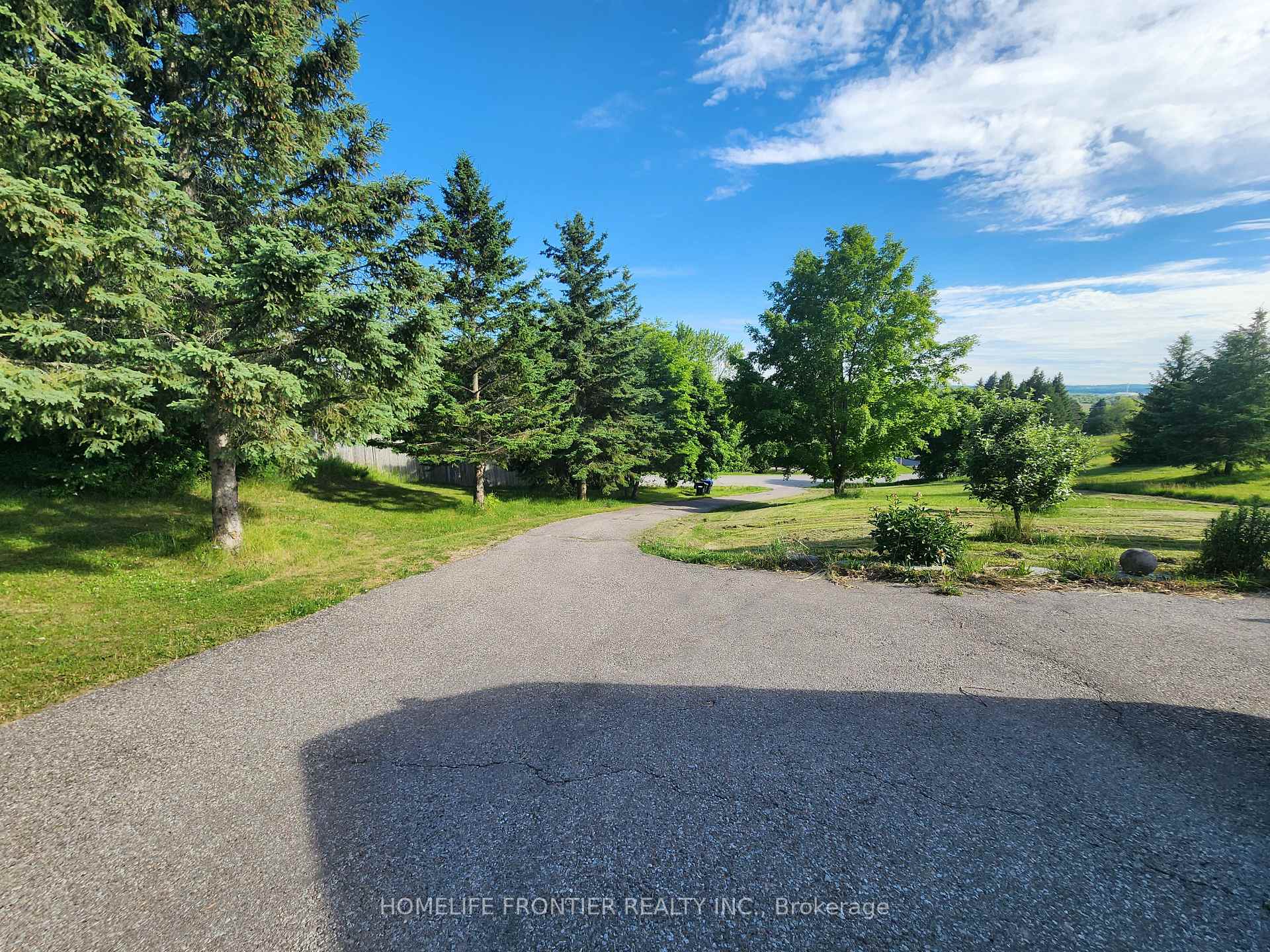 Photo 2 of 3 Mandalane Drive, King, Schomberg — HOMEH