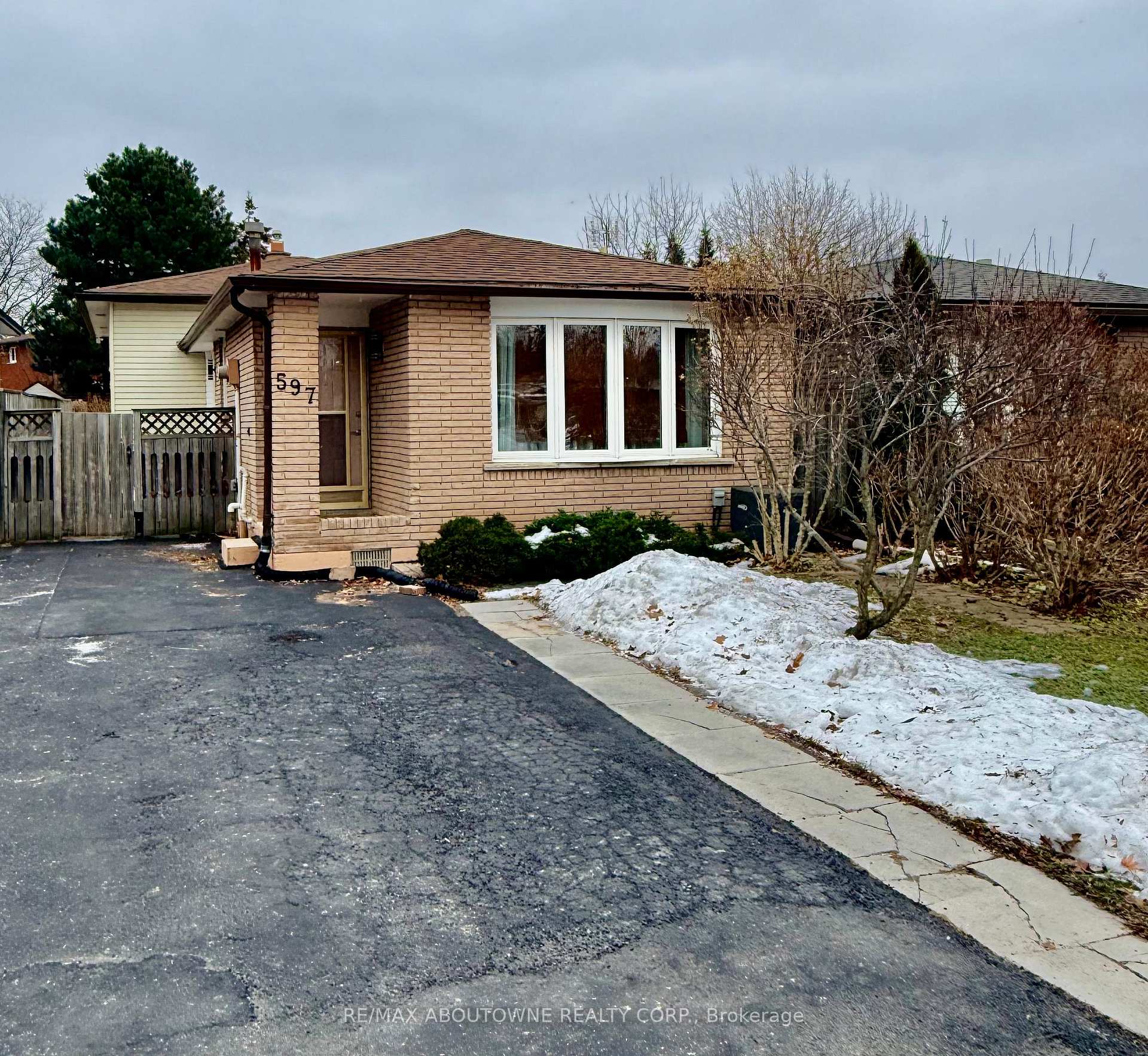 Photo 2 of 597 Upper Paradise Road, Hamilton, Gilbert — HOMEH