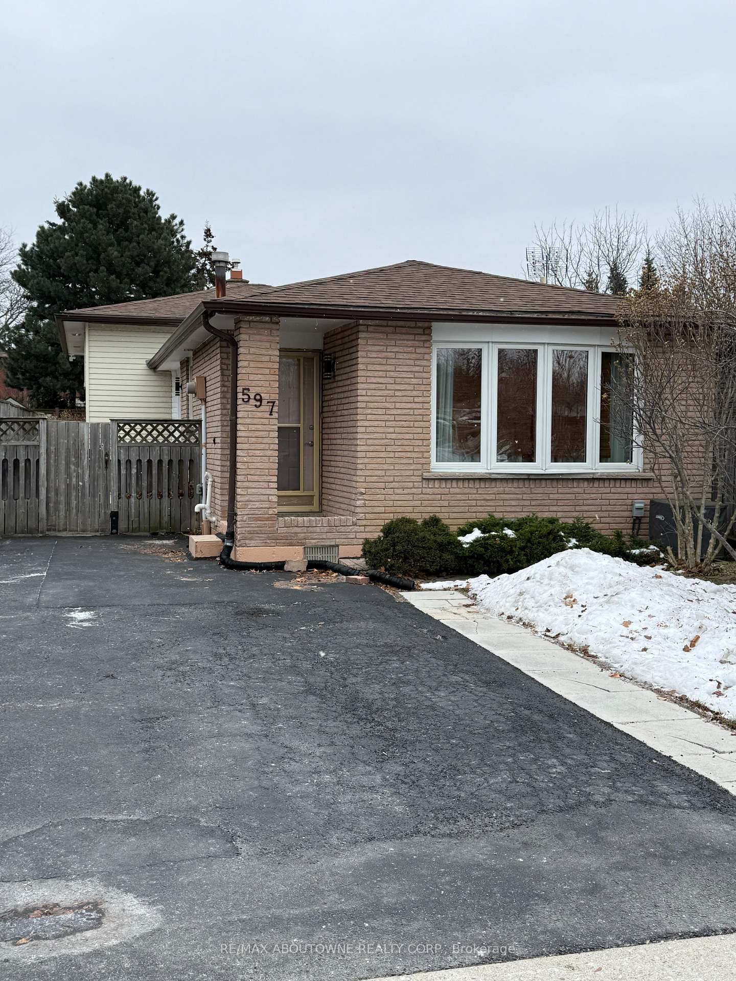 Photo 3 of 597 Upper Paradise Road, Hamilton, Gilbert — HOMEH