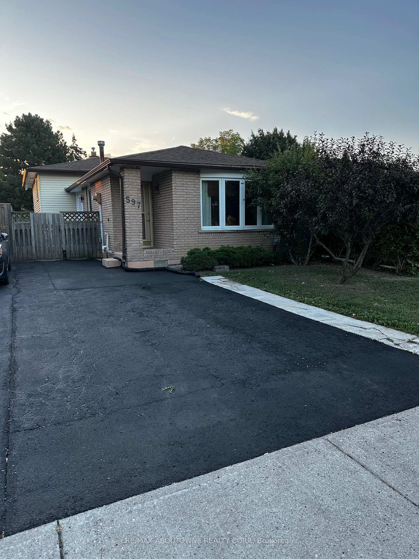 Photo 4 of 597 Upper Paradise Road, Hamilton, Gilbert — HOMEH