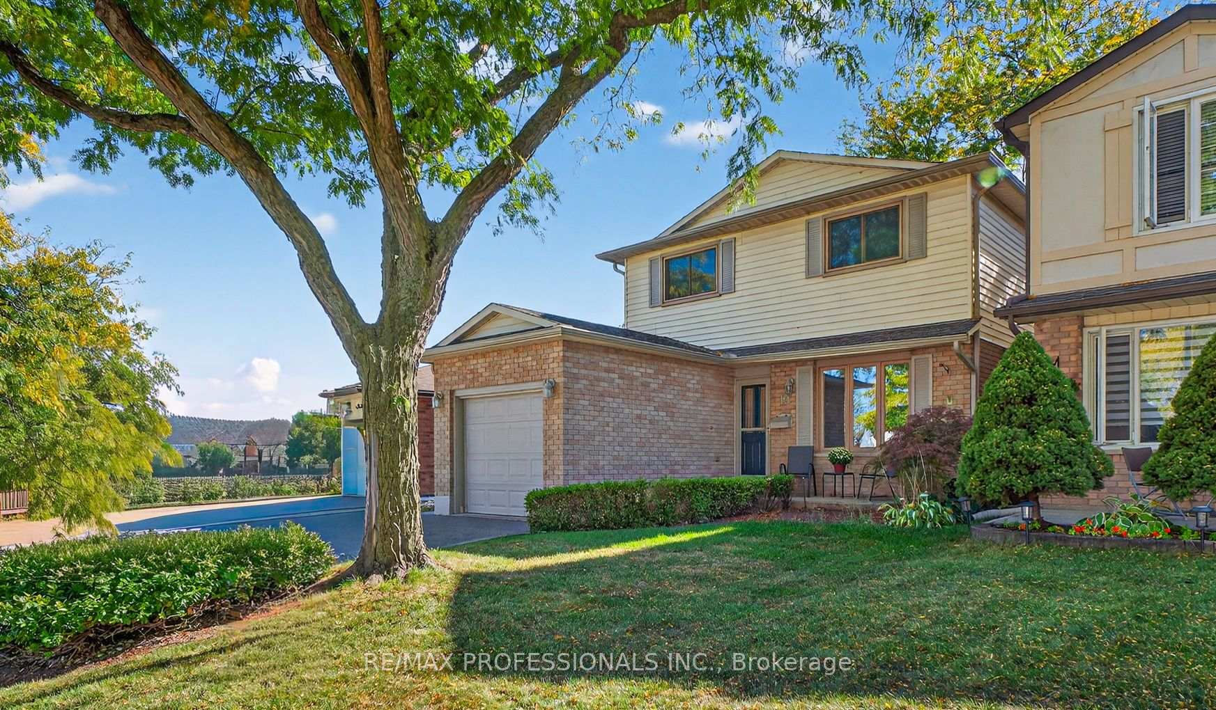Photo 2 of 19 Salina Place, Hamilton, Stoney Creek — HOMEH