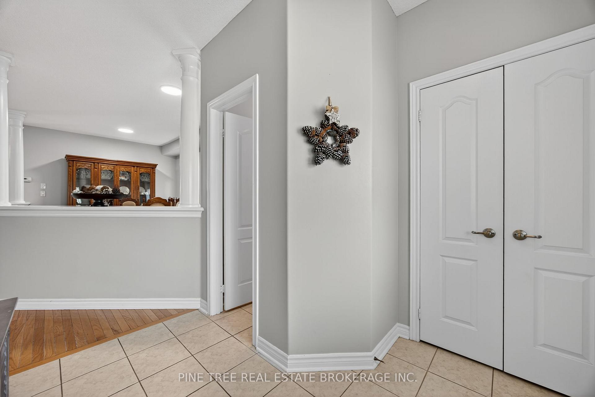 Photo 4 of 31 Connaught Lane, Barrie, Innis-Shore — HOMEH