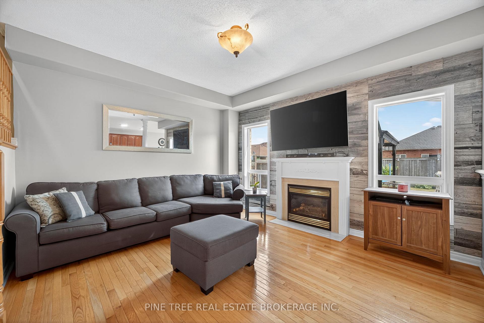 Photo 9 of 31 Connaught Lane, Barrie, Innis-Shore — HOMEH