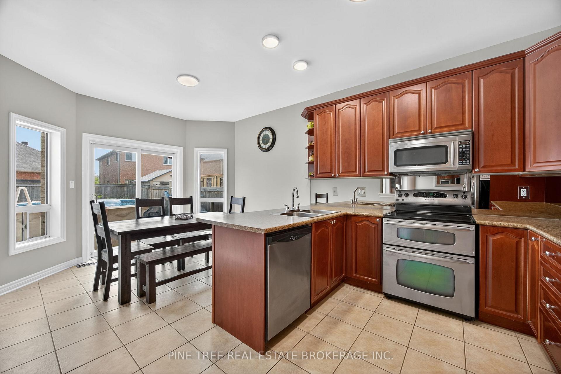 Photo 12 of 31 Connaught Lane, Barrie, Innis-Shore — HOMEH