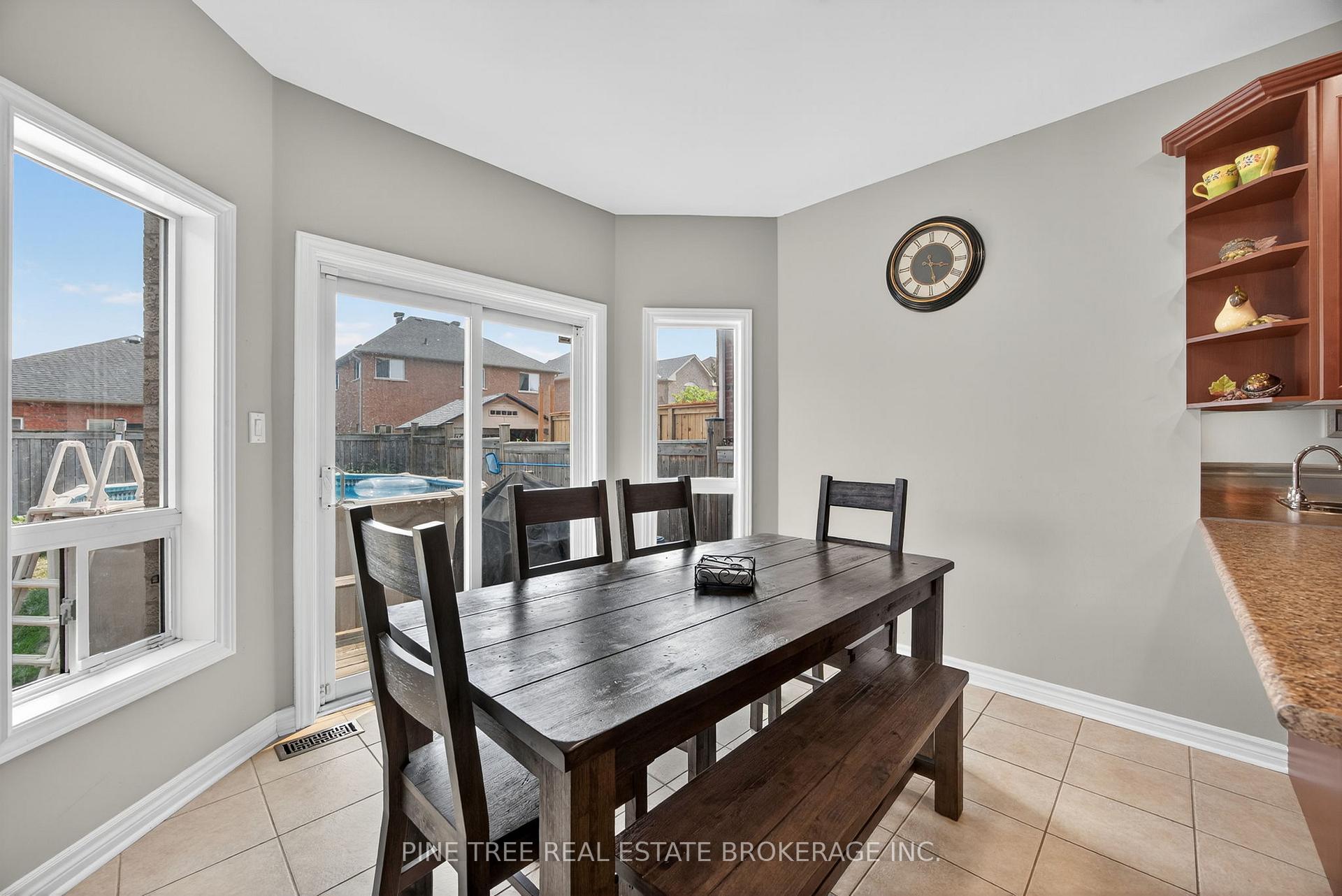 Photo 13 of 31 Connaught Lane, Barrie, Innis-Shore — HOMEH