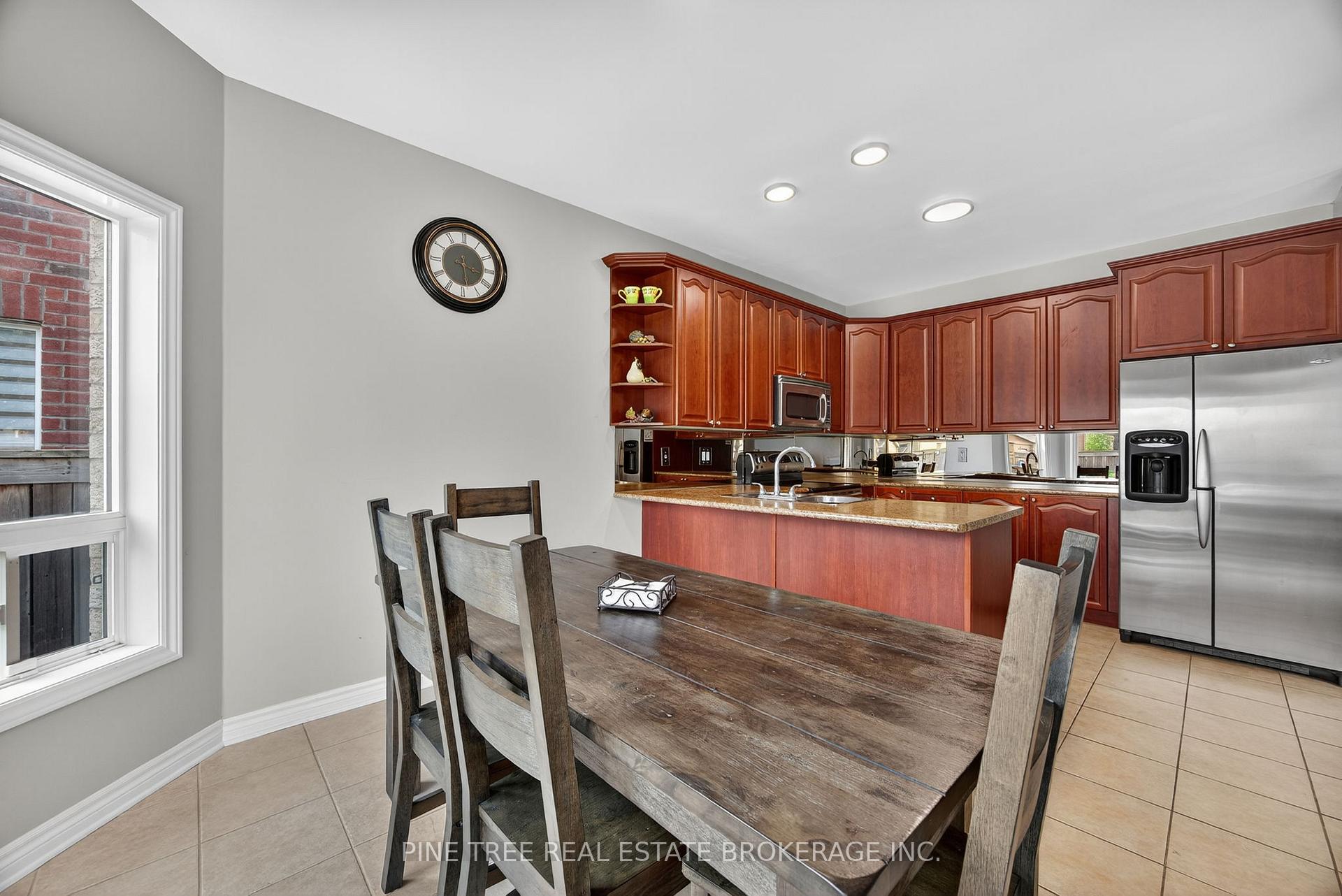 Photo 14 of 31 Connaught Lane, Barrie, Innis-Shore — HOMEH