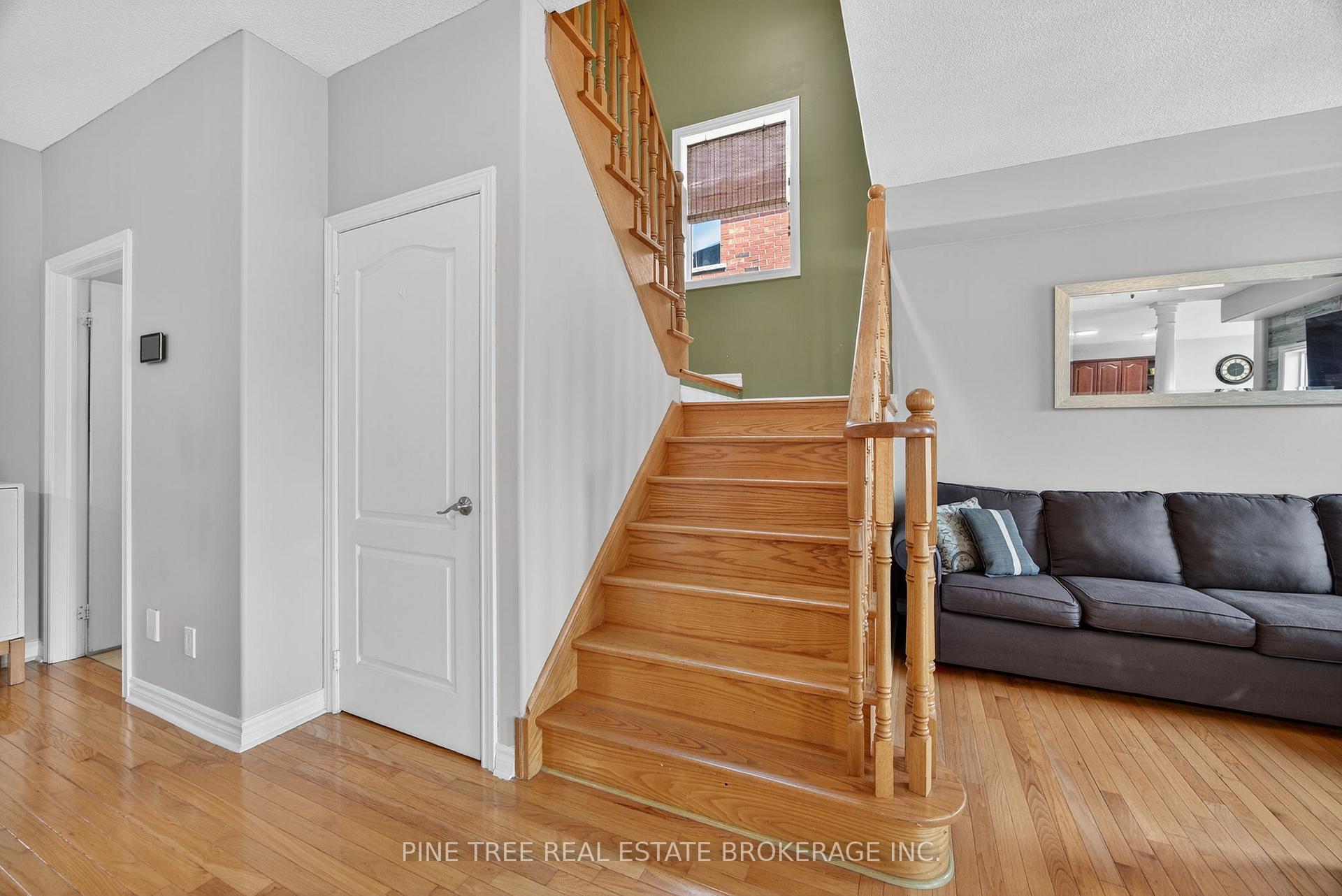 Photo 16 of 31 Connaught Lane, Barrie, Innis-Shore — HOMEH