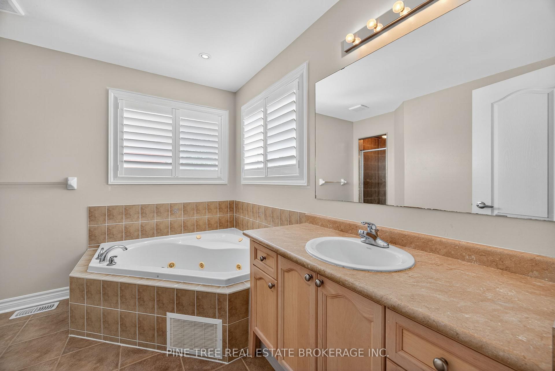 Photo 20 of 31 Connaught Lane, Barrie, Innis-Shore — HOMEH
