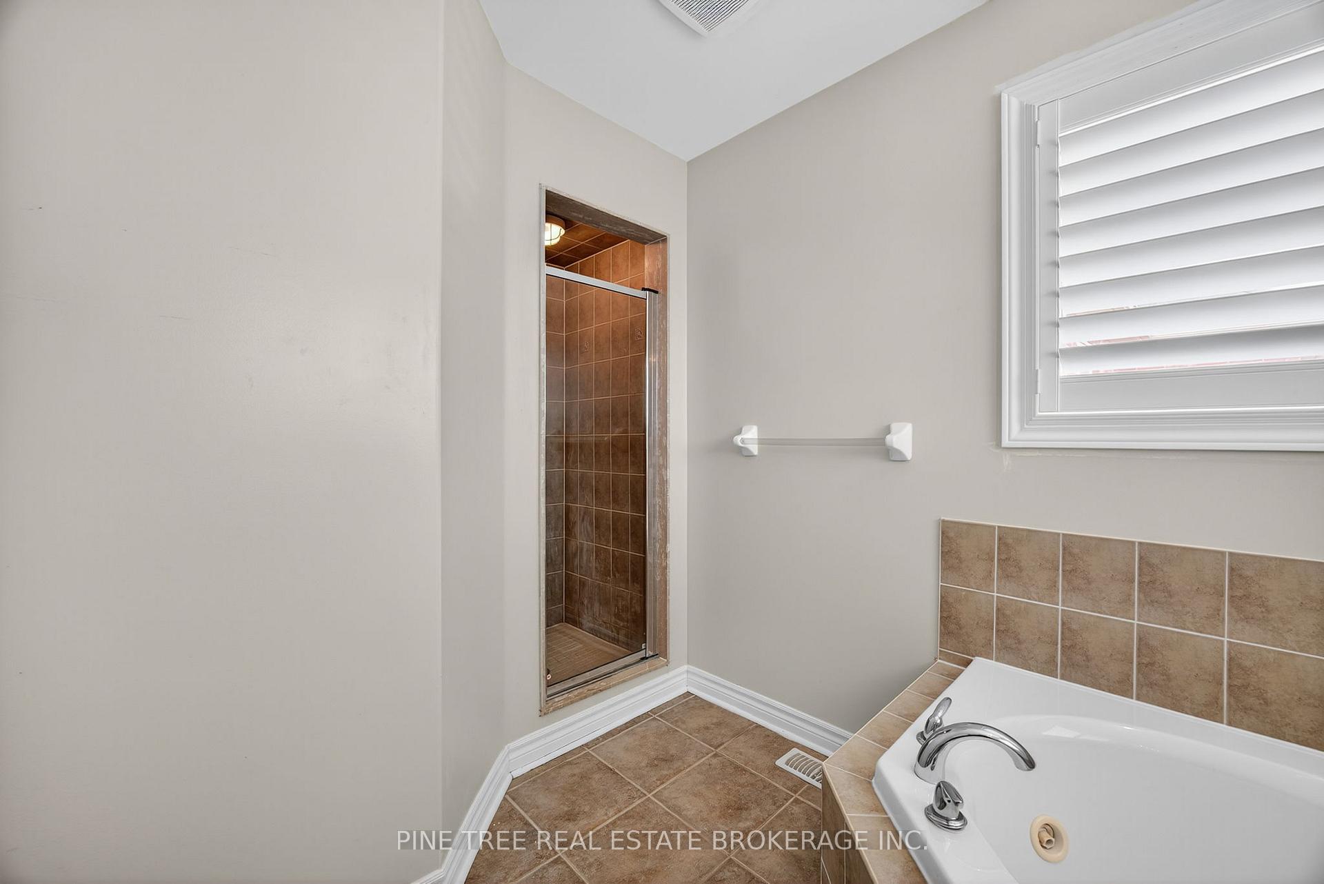 Photo 21 of 31 Connaught Lane, Barrie, Innis-Shore — HOMEH