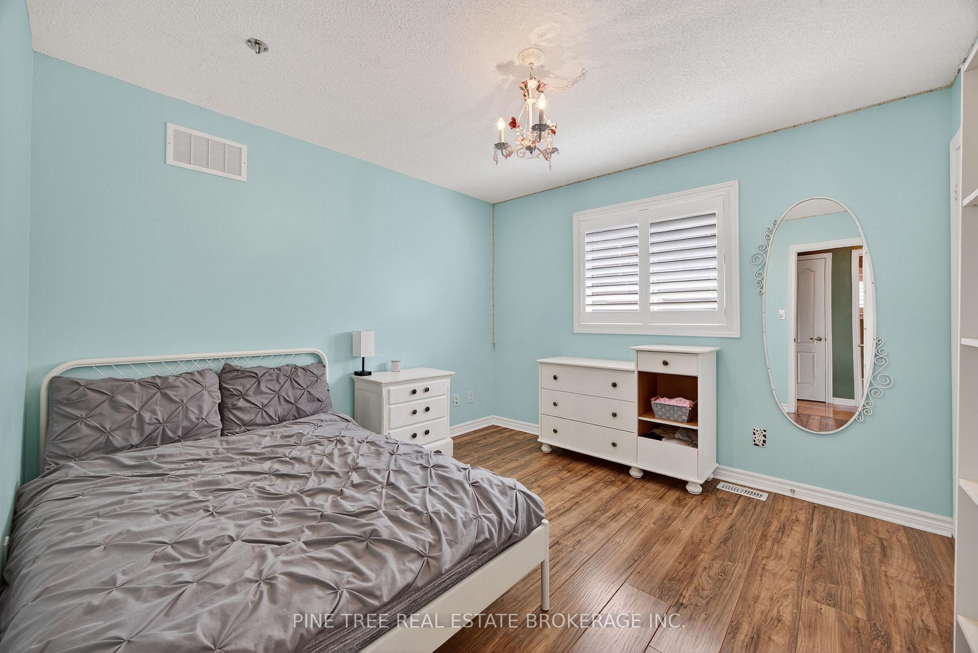 Photo 22 of 31 Connaught Lane, Barrie, Innis-Shore — HOMEH