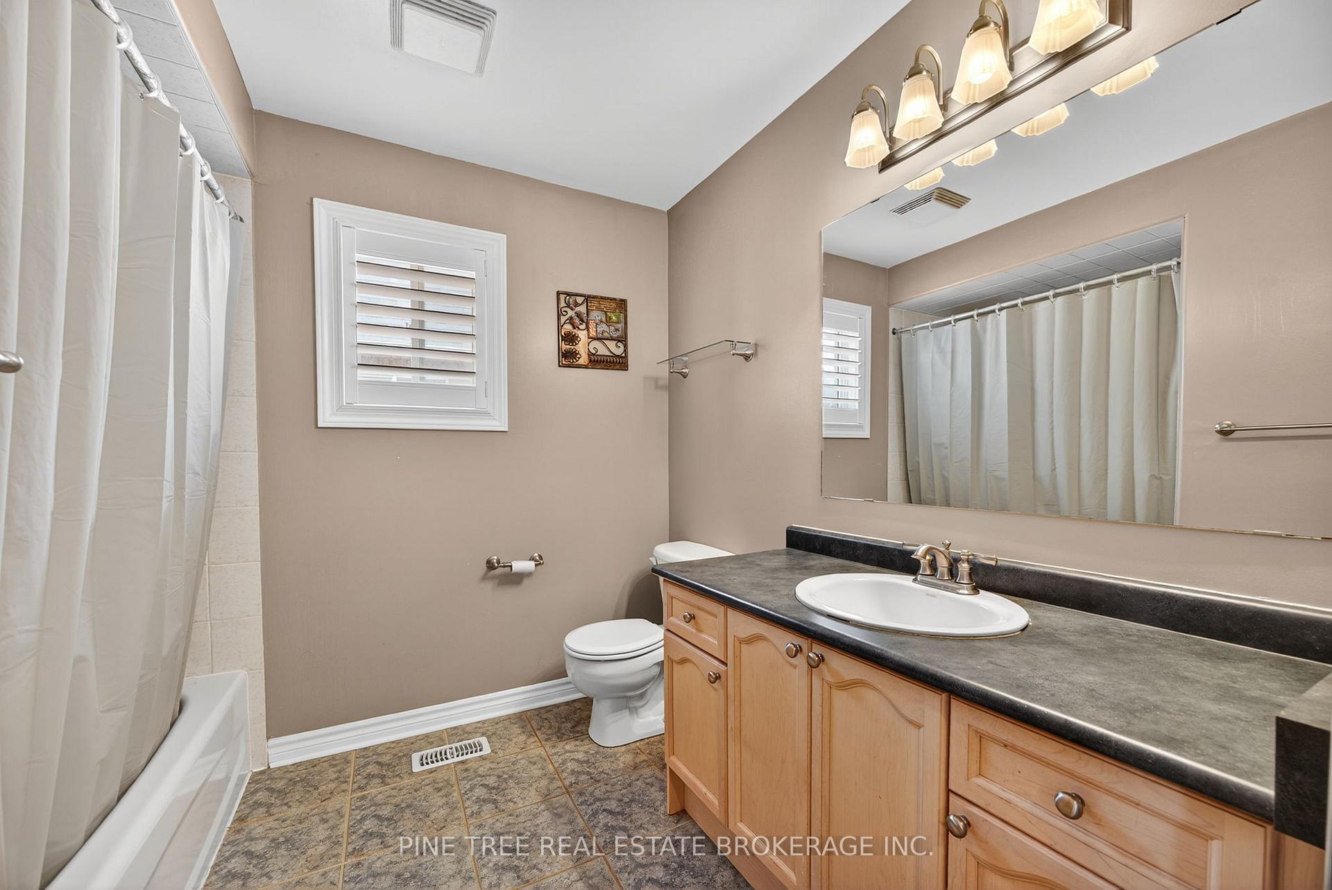 Photo 28 of 31 Connaught Lane, Barrie, Innis-Shore — HOMEH