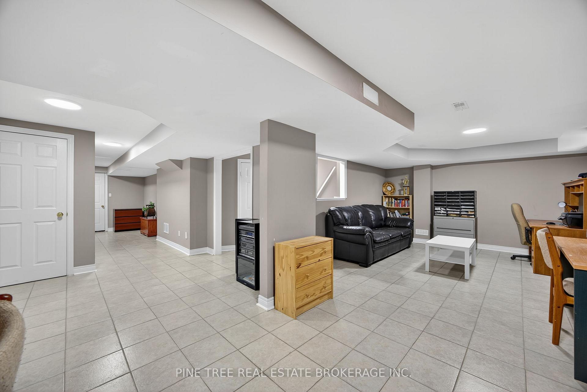 Photo 29 of 31 Connaught Lane, Barrie, Innis-Shore — HOMEH