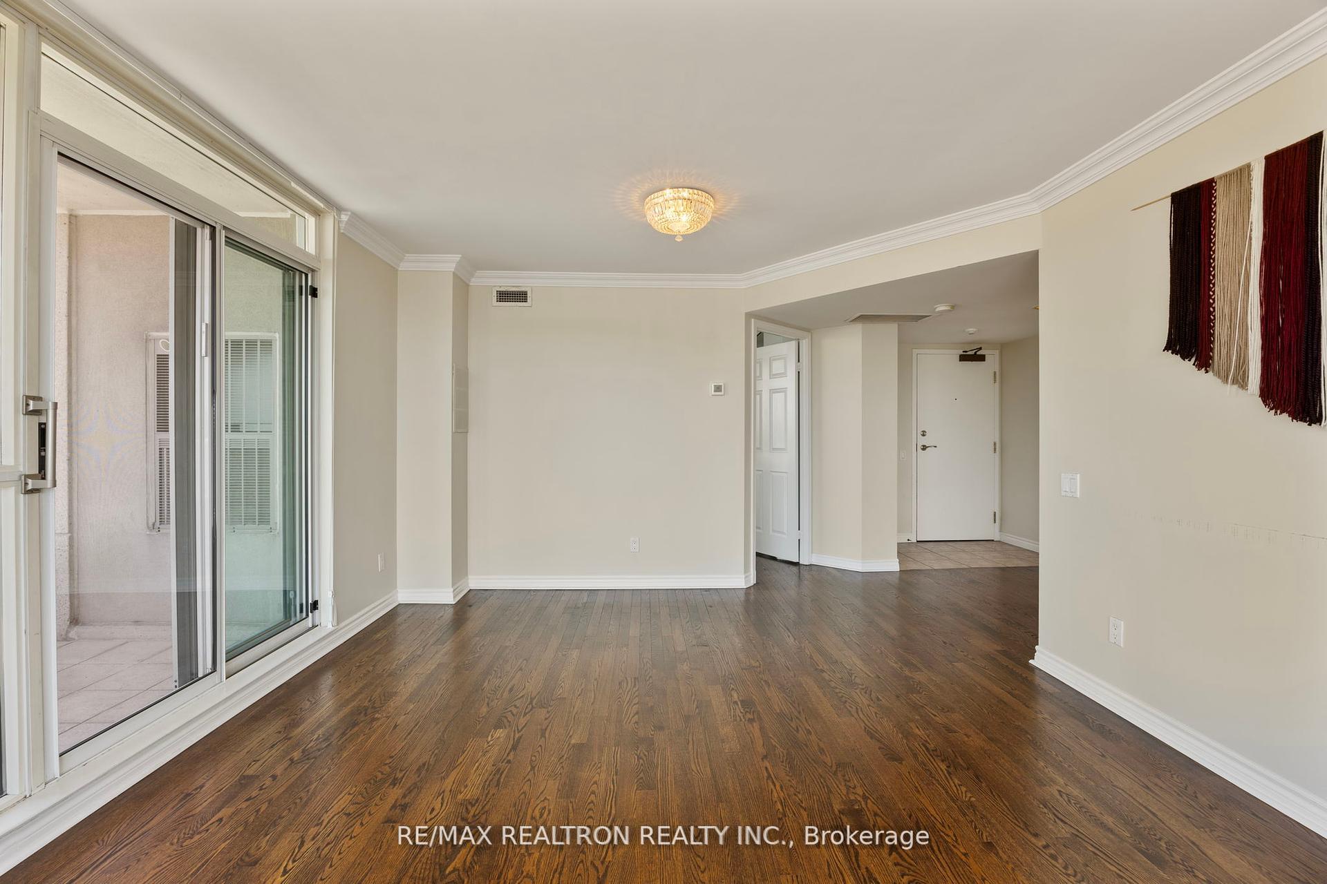 Photo 4 of Unit 604, 8 Covington Road, Toronto, Englemount-Lawrence — HOMEH