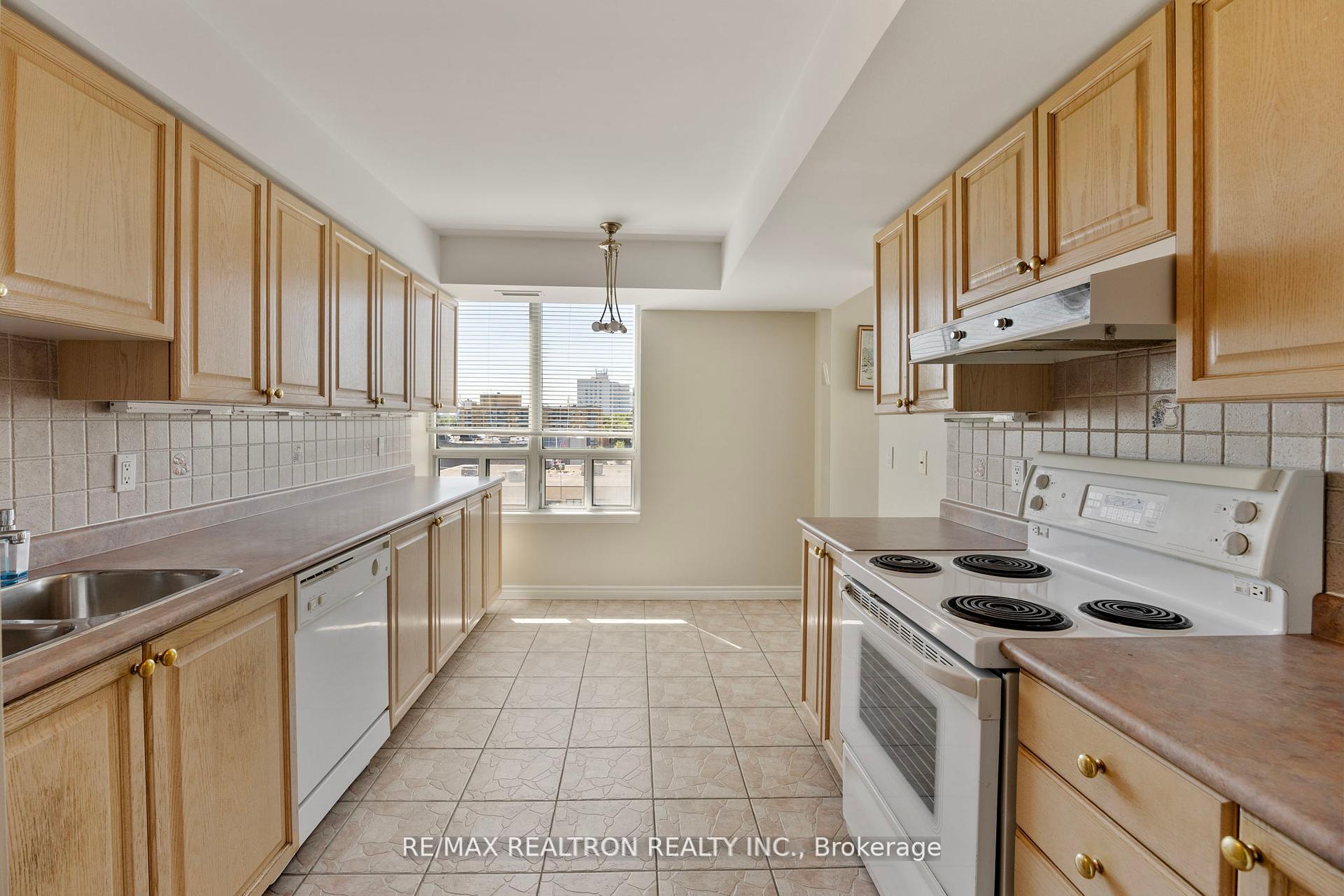 Photo 5 of Unit 604, 8 Covington Road, Toronto, Englemount-Lawrence — HOMEH
