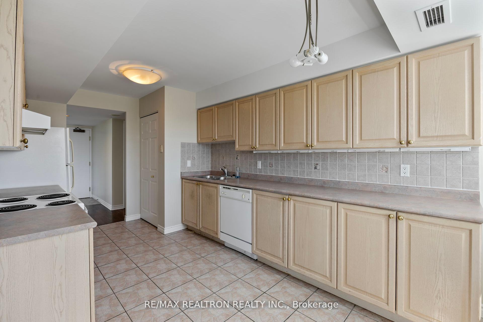 Photo 6 of Unit 604, 8 Covington Road, Toronto, Englemount-Lawrence — HOMEH