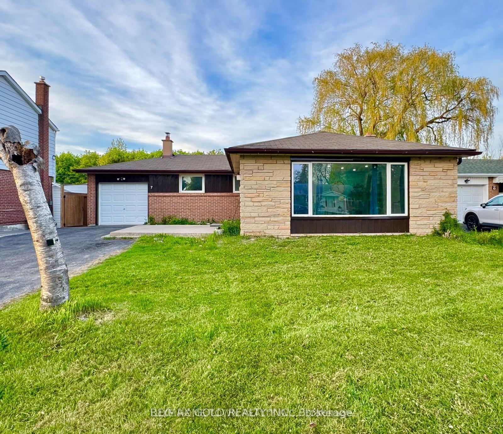 Photo 2 of 7 Addington Crescent, Brampton, Avondale — HOMEH