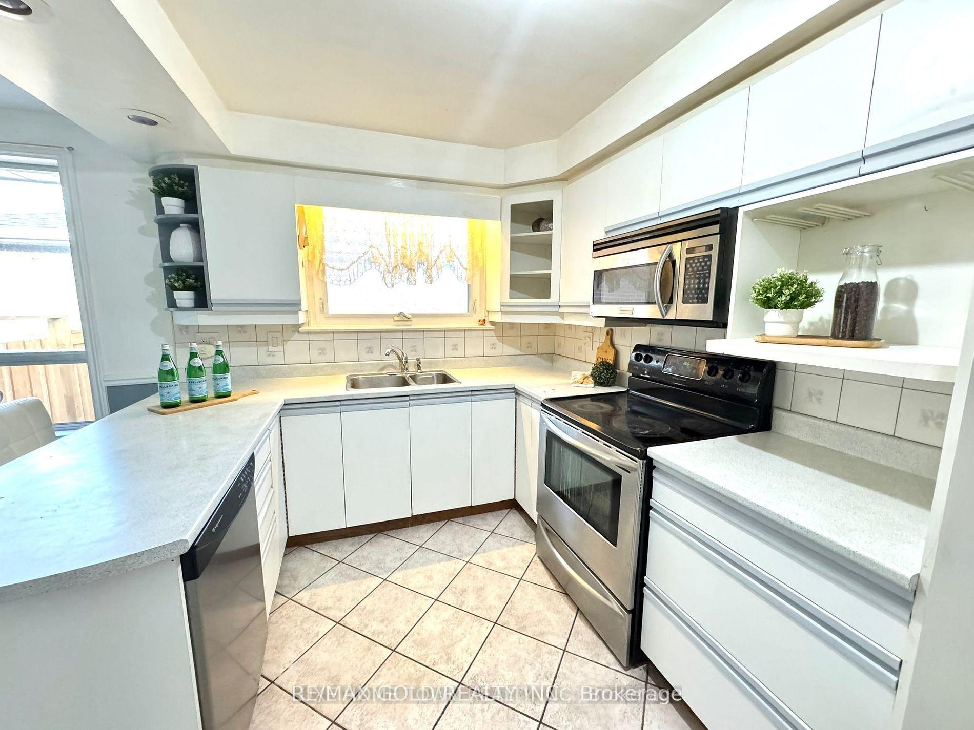 Photo 8 of 7 Addington Crescent, Brampton, Avondale — HOMEH