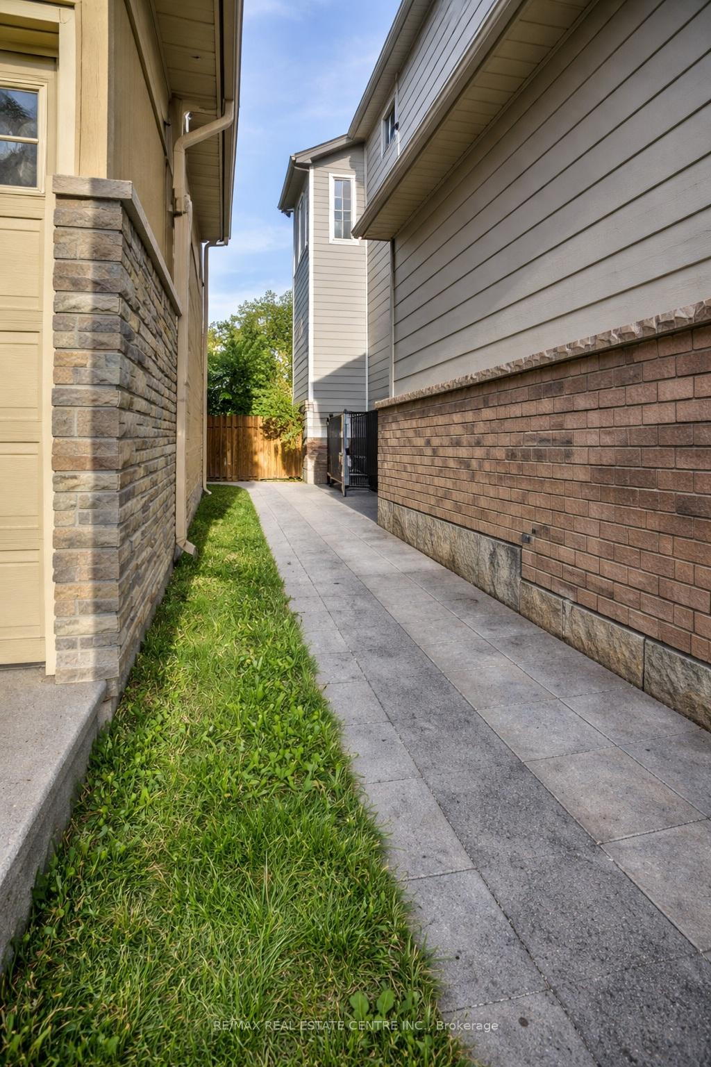 Photo 7 of Unit Basement, 230 Huntingford Gate, Milton, Scott — HOMEH