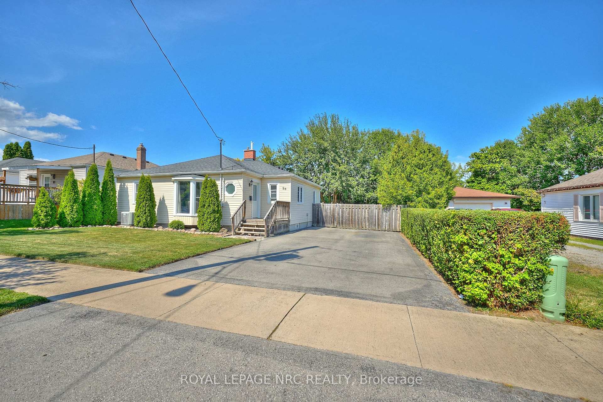 Photo 3 of 26 Barton Street, St. Catharines, Grapeview — HOMEH