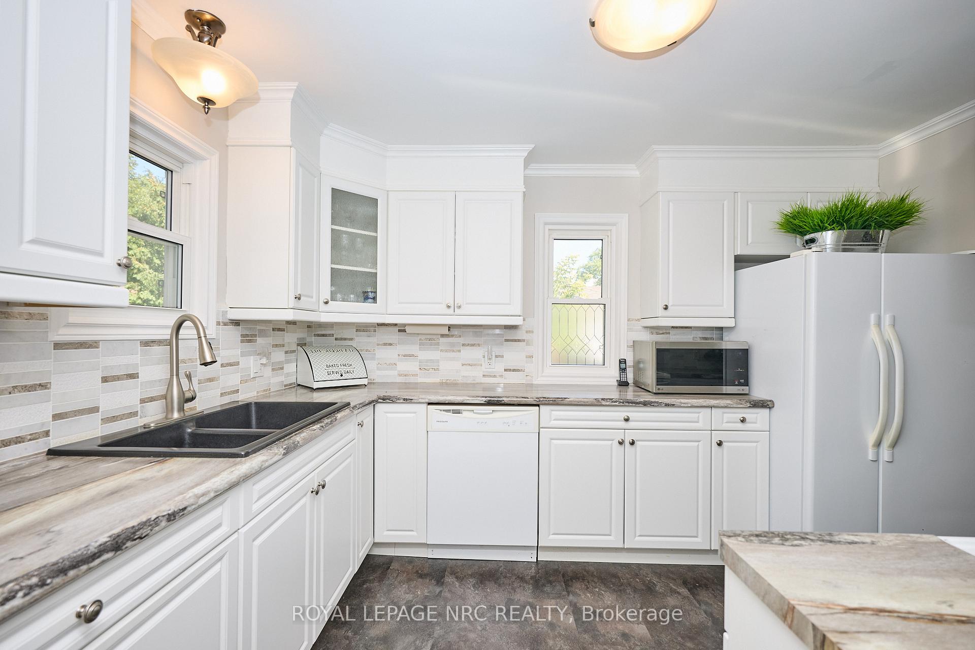 Photo 20 of 26 Barton Street, St. Catharines, Grapeview — HOMEH