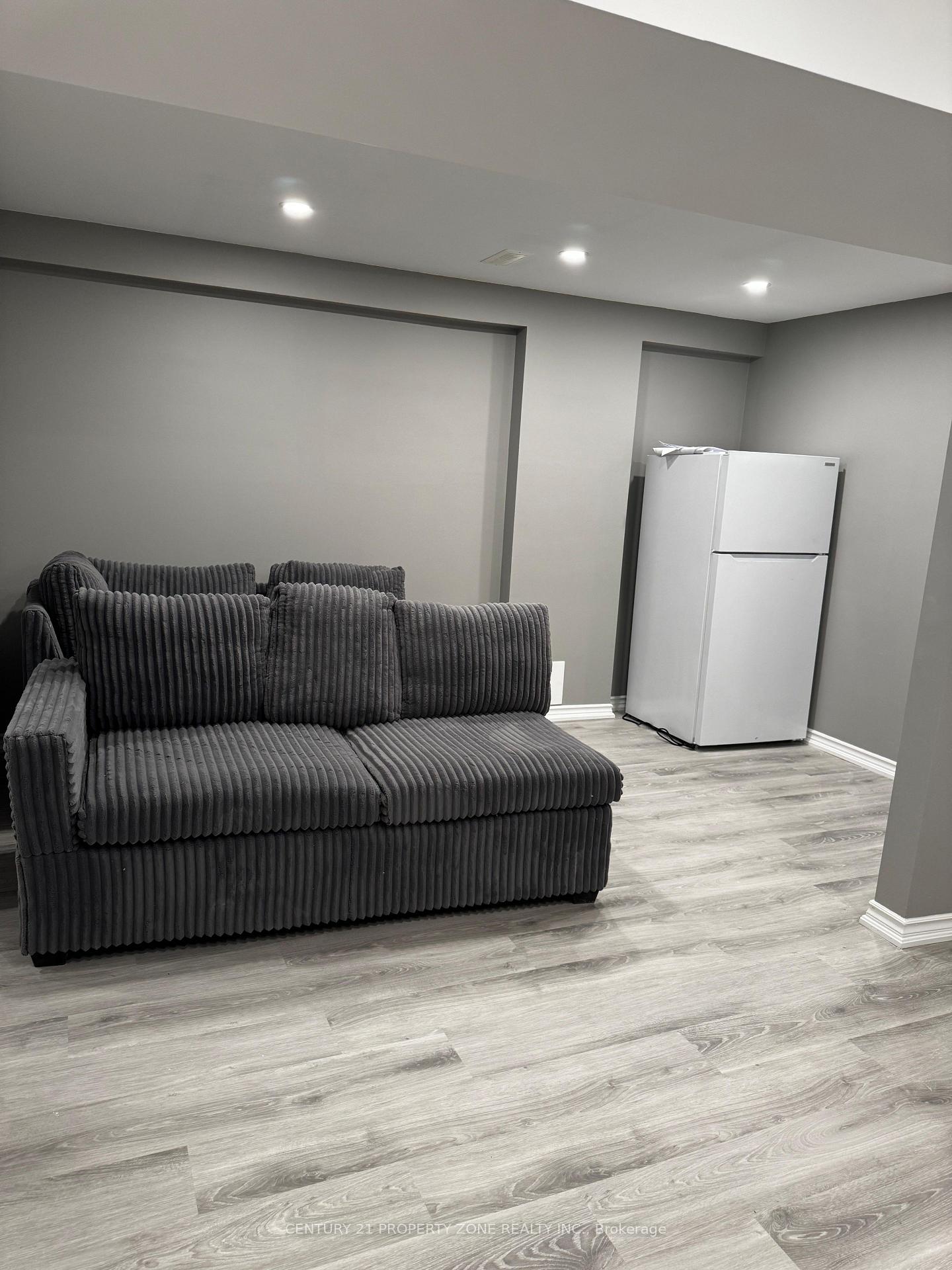 Photo 5 of 148 Skyharbour Drive, Brampton, Bram West — HOMEH