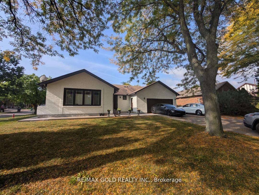Front of 2 Tweedsmuir Court