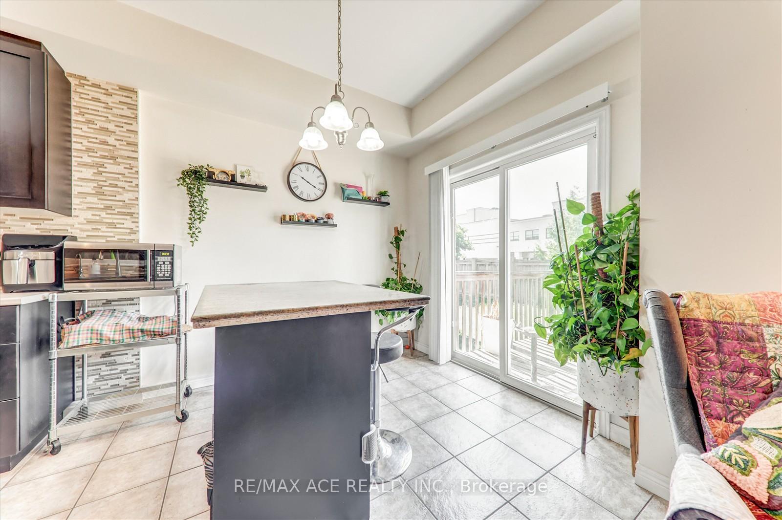 Photo 17 of 16 Palacebeach Trail, Hamilton, Stoney Creek — HOMEH