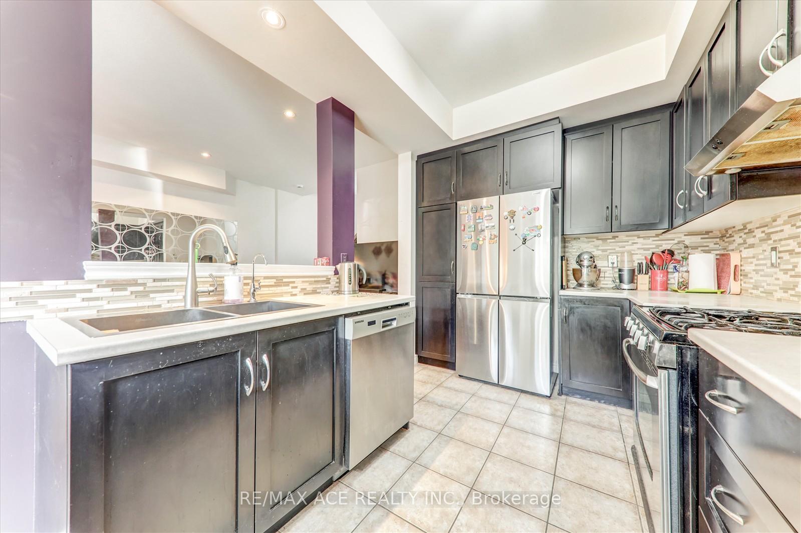 Photo 19 of 16 Palacebeach Trail, Hamilton, Stoney Creek — HOMEH