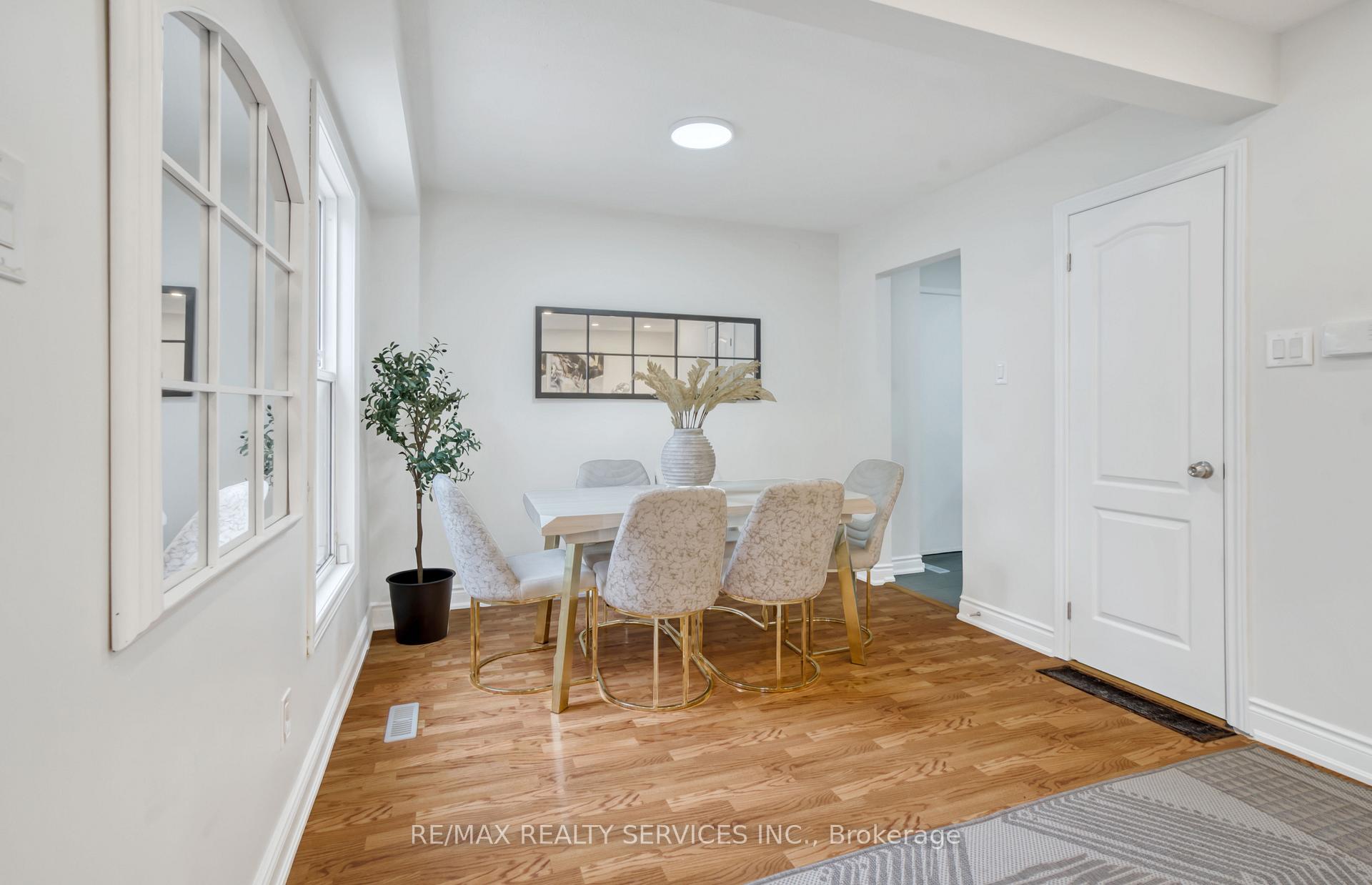 Photo 7 of 8 Luminous Court, Brampton, Heart Lake West — HOMEH