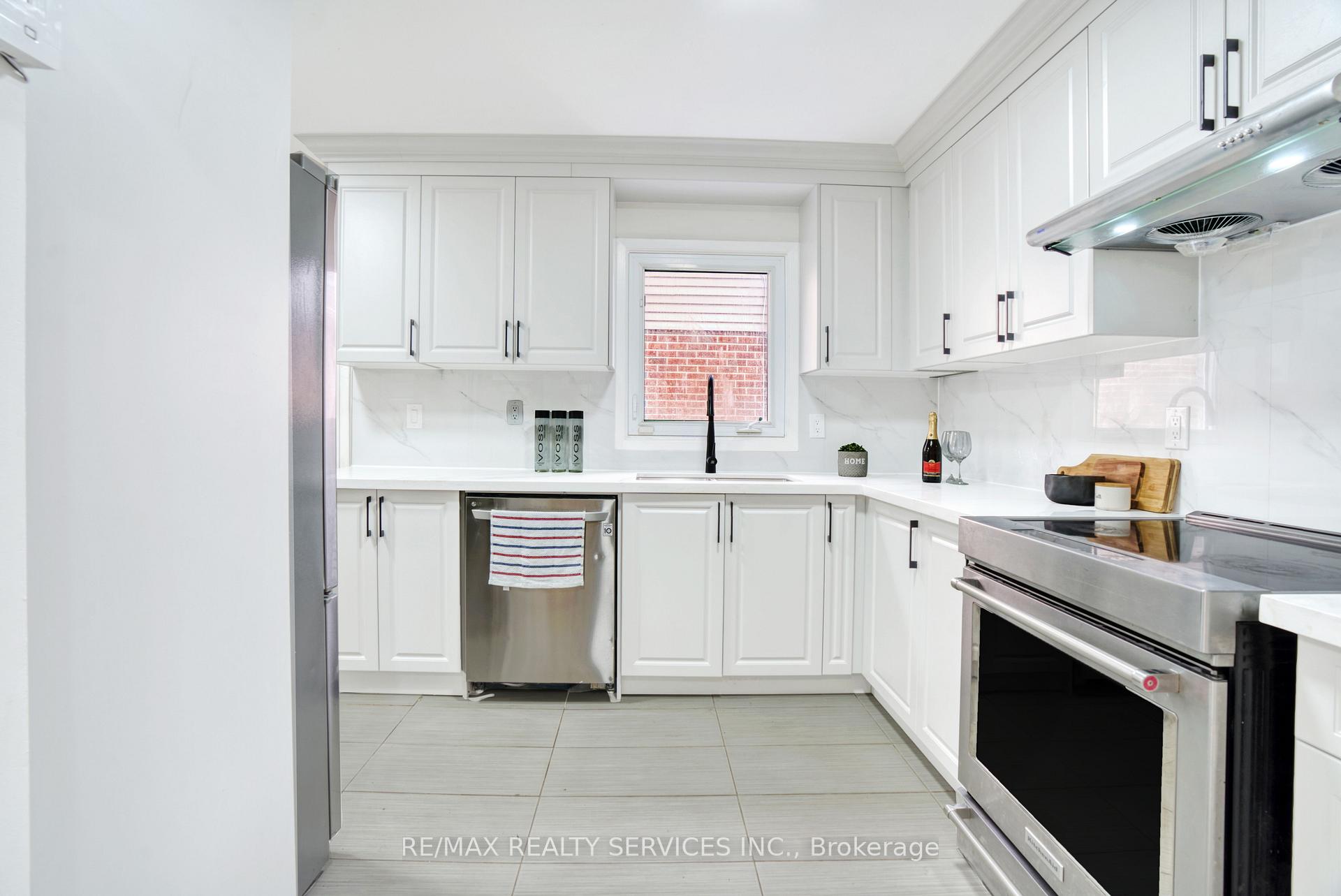 Photo 12 of 8 Luminous Court, Brampton, Heart Lake West — HOMEH