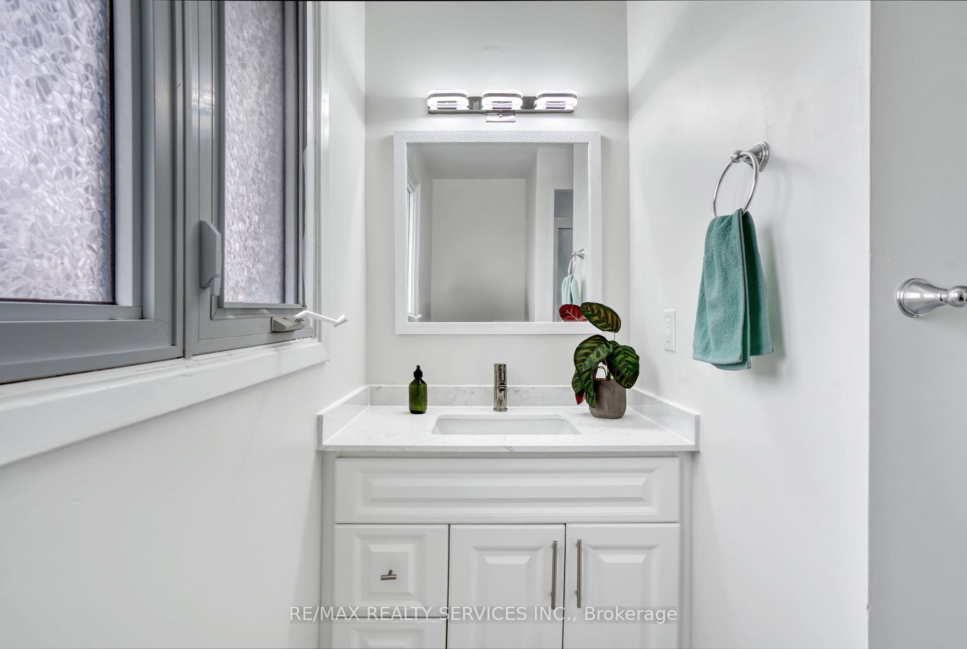 Photo 11 of 8 Luminous Court, Brampton, Heart Lake West — HOMEH