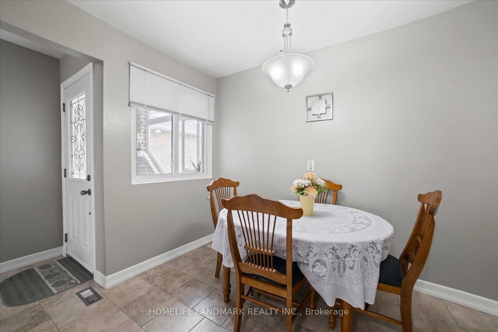 Photo 5 of 72 Rakewood Crescent, Scarborough, L'Amoreaux — HOMEH