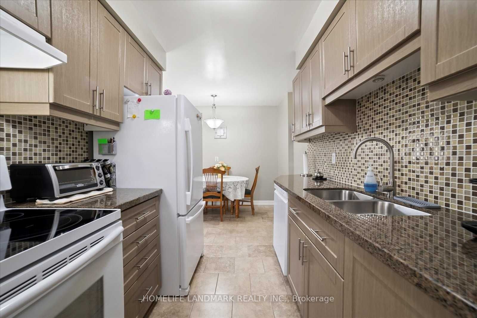 Photo 3 of 72 Rakewood Crescent, Scarborough, L'Amoreaux — HOMEH