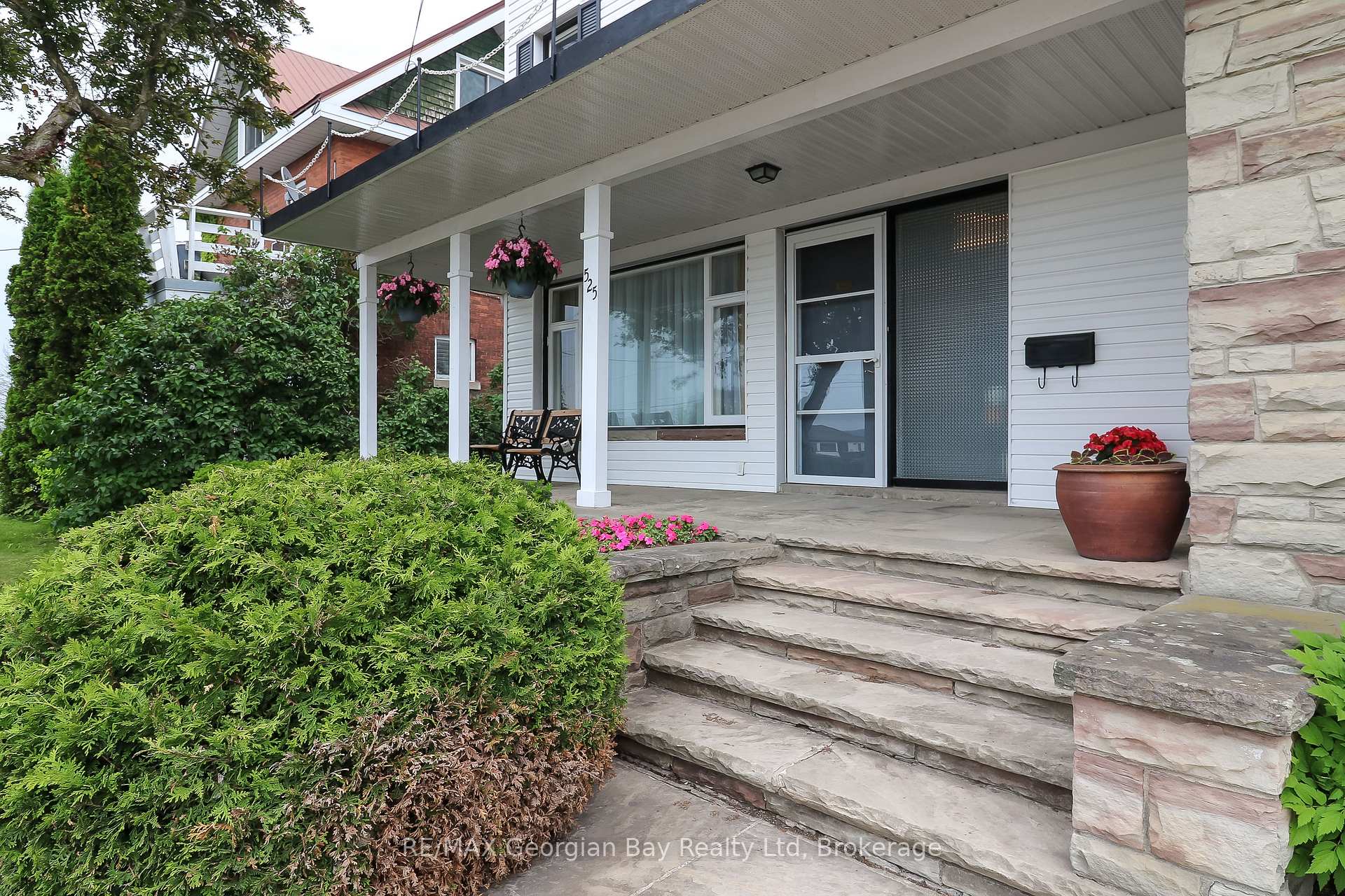 Photo 2 of 525 Yonge Street, Midland — HOMEH