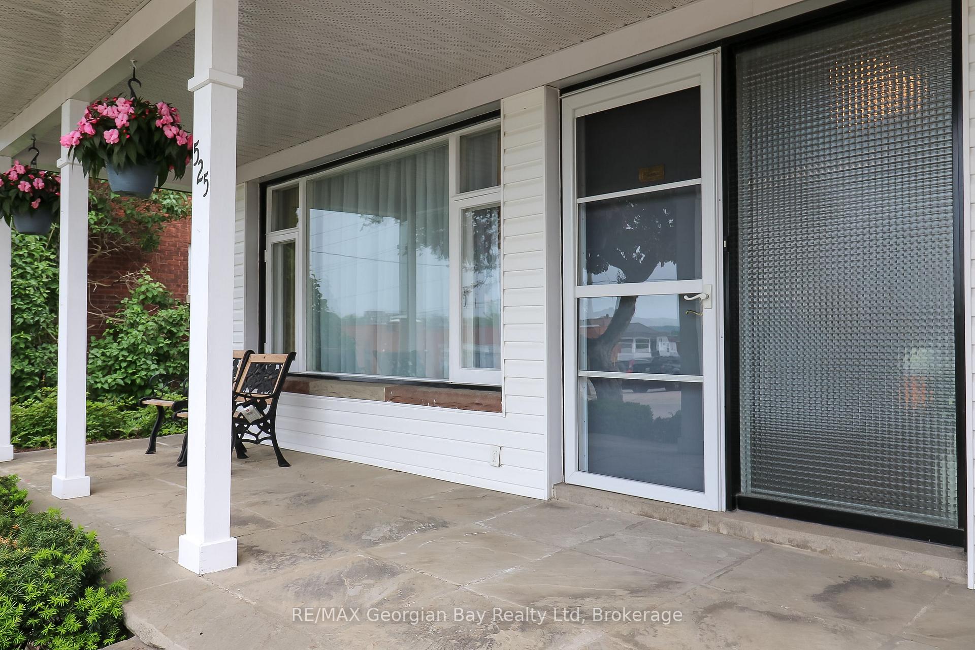 Photo 5 of 525 Yonge Street, Midland — HOMEH