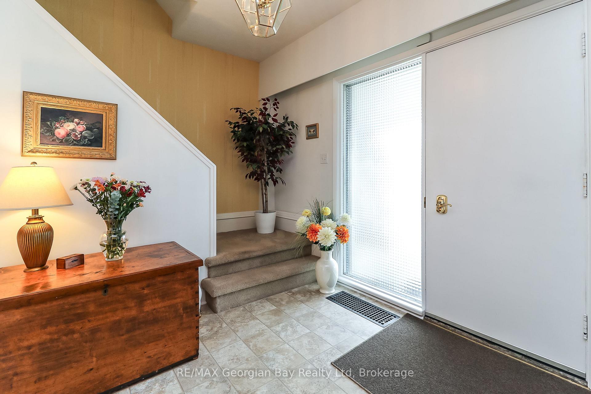 Photo 7 of 525 Yonge Street, Midland — HOMEH