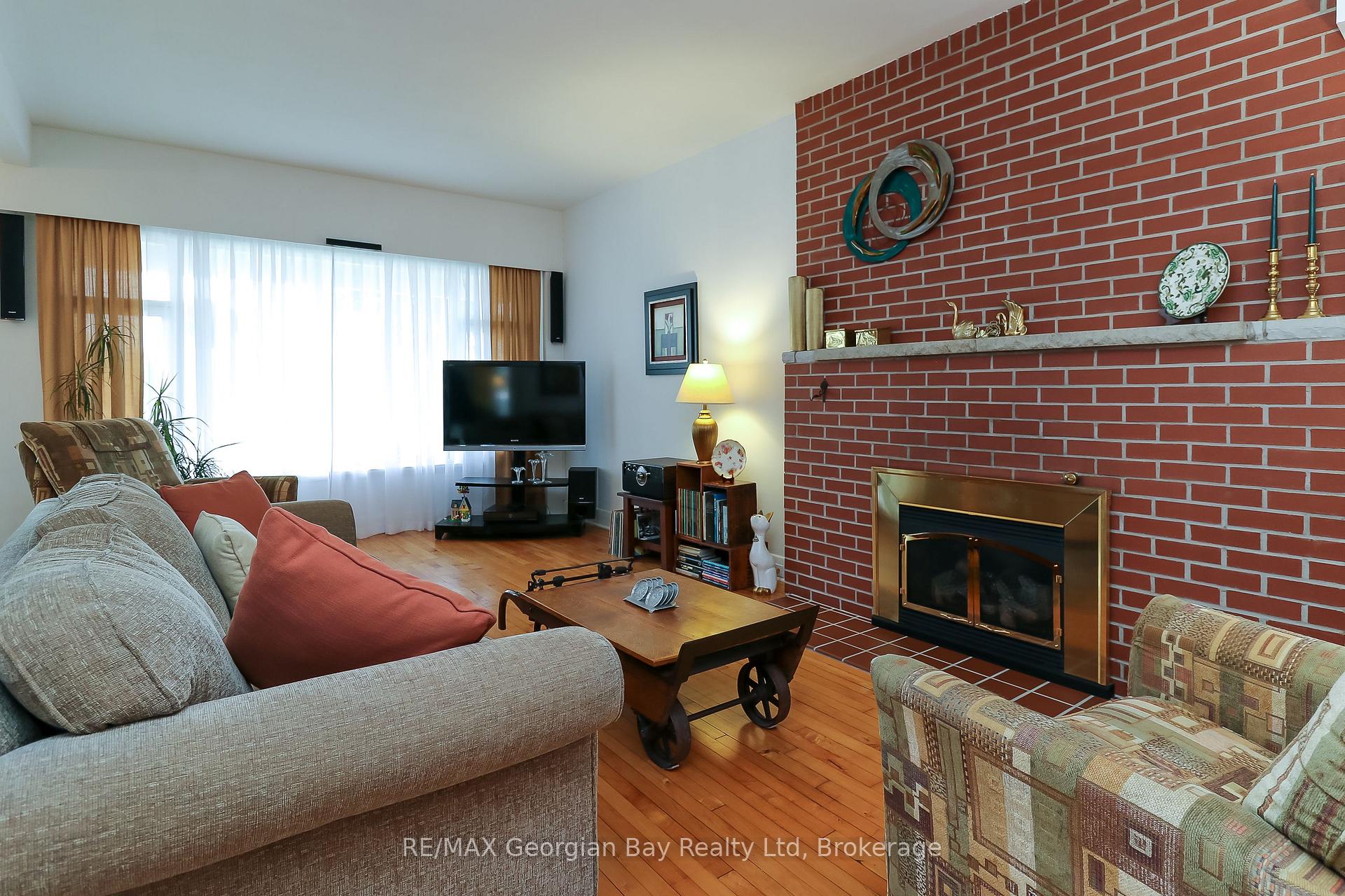 Photo 9 of 525 Yonge Street, Midland — HOMEH