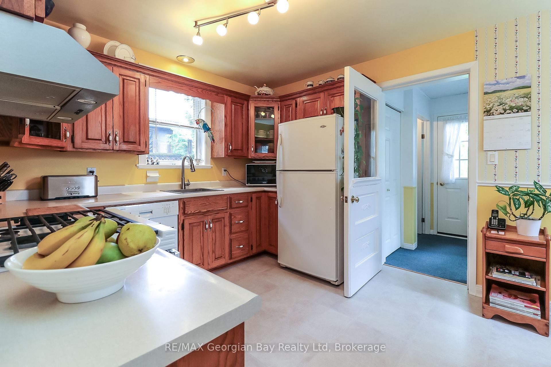 Photo 16 of 525 Yonge Street, Midland — HOMEH