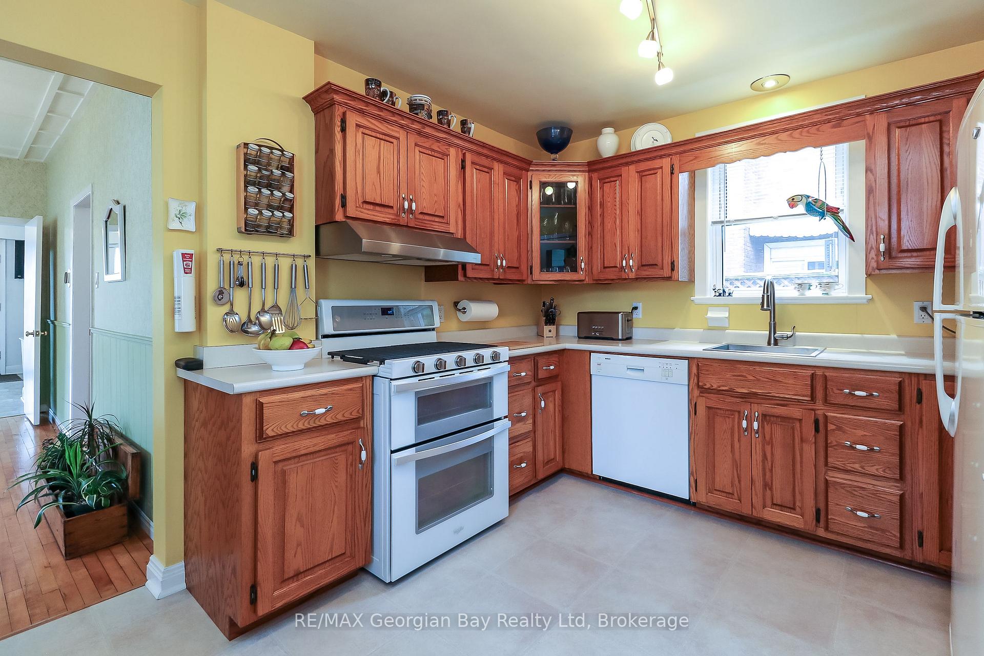 Photo 17 of 525 Yonge Street, Midland — HOMEH