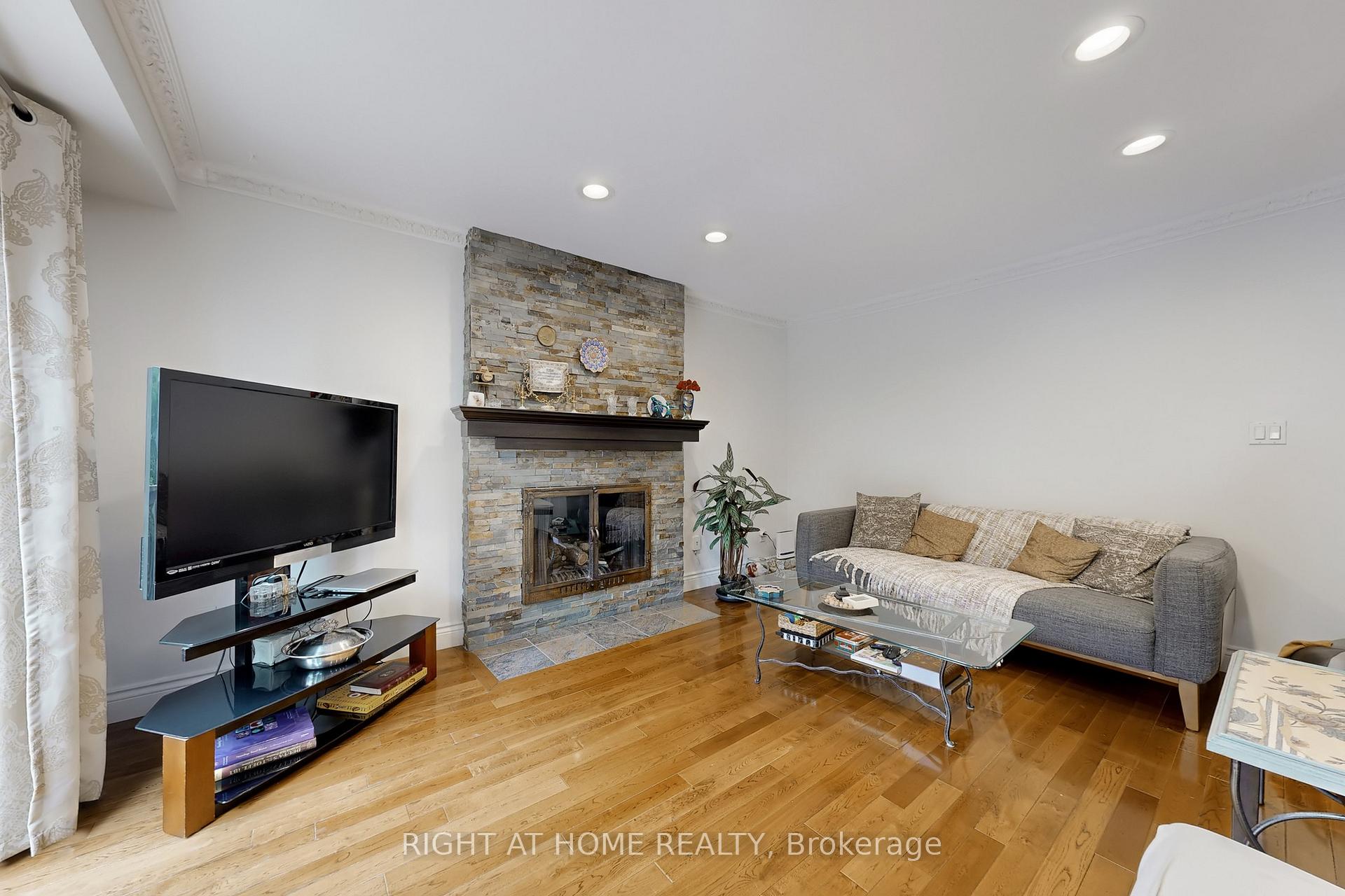 Photo 5 of 52 Breckonwood Crescent, Markham, Aileen-Willowbrook — HOMEH